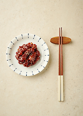 포토 JPG 스튜디오촬영 접시 한식 반찬 실내 사람없음 하이앵글 나무젓가락 낙지젓 집밥 베이지색배경 국내포토 식기 음식 뷰포인트 백그라운드 젓가락 내부 베이지색 젓갈 파일형식