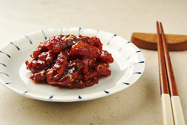 포토 JPG 스튜디오촬영 접시 한식 반찬 실내 사람없음 나무젓가락 낙지젓 집밥 베이지색배경 국내포토 식기 음식 백그라운드 젓가락 내부 베이지색 젓갈 파일형식