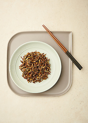 포토 JPG 스튜디오촬영 접시 한식 반찬 쟁반 실내 사람없음 하이앵글 나무젓가락 멸치볶음 집밥 베이지색배경 국내포토 식기 음식 뷰포인트 백그라운드 젓가락 내부 볶음 베이지색 파일형식