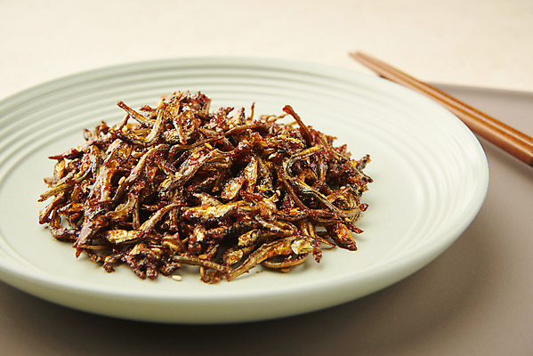 포토 JPG 스튜디오촬영 접시 한식 반찬 실내 사람없음 나무젓가락 멸치볶음 집밥 베이지색배경 국내포토 식기 음식 백그라운드 젓가락 내부 볶음 베이지색 파일형식