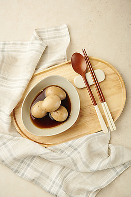 포토 JPG 스튜디오촬영 접시 한식 반찬 실내 사람없음 하이앵글 천 나무숟가락 나무젓가락 계란장조림 나무쟁반 집밥 베이지색배경 플랫레이 국내포토 식기 음식 뷰포인트 백그라운드 젓가락 쟁반 내부 목재 숟가락 직물 플랫 장조림 베이지색 파일형식