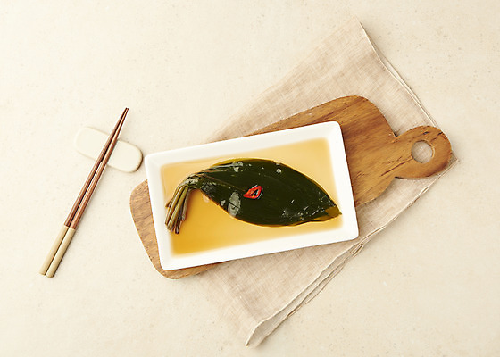 포토 JPG 스튜디오촬영 한식 반찬 실내 사람없음 하이앵글 천 나무젓가락 나무도마 절임 집밥 베이지색배경 플랫레이 명이나물 국내포토 음식 뷰포인트 백그라운드 젓가락 도마 내부 목재 직물 플랫 나물 베이지색 파일형식