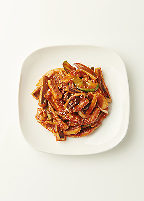 포토 JPG 스튜디오촬영 접시 한식 반찬 실내 사람없음 하이앵글 흰배경 오징어무침 집밥 국내포토 식기 음식 뷰포인트 백그라운드 내부 흰색 무침 파일형식