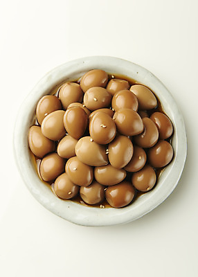 포토 JPG 스튜디오촬영 접시 한식 반찬 실내 사람없음 하이앵글 쌓기 흰배경 메추리알장조림 집밥 국내포토 식기 음식 뷰포인트 백그라운드 모션 내부 흰색 장조림 파일형식