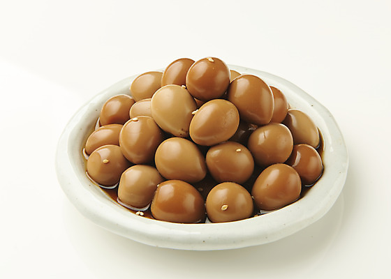 포토 JPG 스튜디오촬영 접시 한식 반찬 실내 사람없음 하이앵글 쌓기 흰배경 메추리알장조림 집밥 국내포토 식기 음식 뷰포인트 백그라운드 모션 내부 흰색 장조림 파일형식