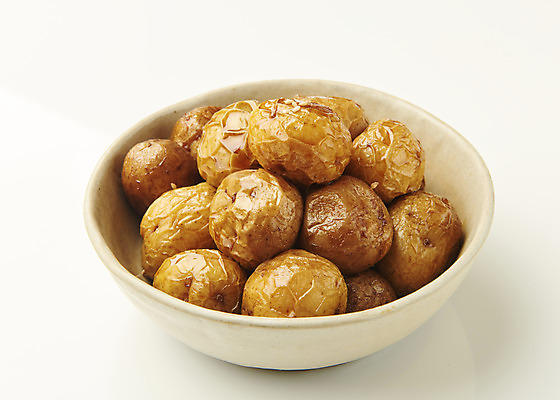 포토 JPG 스튜디오촬영 접시 한식 반찬 실내 사람없음 하이앵글 흰배경 담기 감자조림 집밥 국내포토 식기 음식 뷰포인트 백그라운드 모션 내부 흰색 조림 파일형식