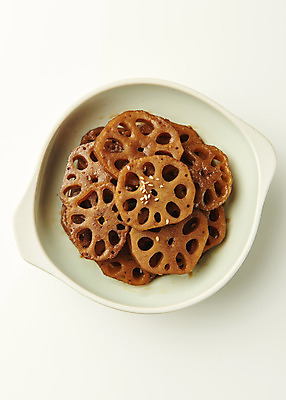 포토 JPG 스튜디오촬영 접시 한식 반찬 실내 사람없음 하이앵글 흰배경 연근조림 집밥 국내포토 식기 음식 뷰포인트 백그라운드 내부 흰색 조림 파일형식