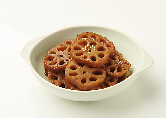포토 JPG 스튜디오촬영 접시 한식 반찬 실내 사람없음 하이앵글 흰배경 담기 연근조림 집밥 국내포토 식기 음식 뷰포인트 백그라운드 모션 내부 흰색 조림 파일형식