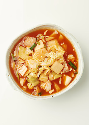 포토 JPG 스튜디오촬영 접시 한식 반찬 실내 사람없음 하이앵글 흰배경 발효 나박김치 발효음식 집밥 국내포토 식기 음식 뷰포인트 백그라운드 김치 내부 흰색 파일형식