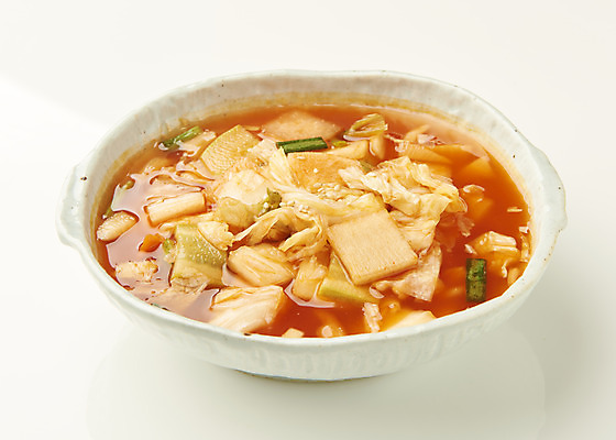 포토 JPG 스튜디오촬영 접시 한식 반찬 실내 사람없음 하이앵글 흰배경 발효 나박김치 발효음식 집밥 국내포토 식기 음식 뷰포인트 백그라운드 김치 내부 흰색 파일형식