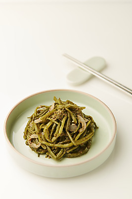 포토 JPG 스튜디오촬영 접시 한식 젓가락 반찬 실내 사람없음 흰배경 볶음 고구마줄기 집밥 국내포토 식기 음식 줄기 백그라운드 수저 내부 흰색 파일형식