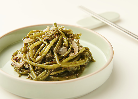 포토 JPG 스튜디오촬영 접시 한식 젓가락 반찬 실내 근접촬영 사람없음 흰배경 볶음 고구마줄기 집밥 국내포토 식기 음식 뷰포인트 줄기 백그라운드 수저 내부 흰색 파일형식