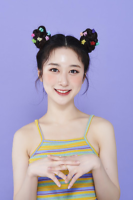 포토 JPG 스튜디오촬영 응시 여자 실내 한명 미소 손짓 상반신 20대 성인 앞모습 화장 뷰티 귀여움 한국인 머리핀 보라색배경 청순 의료성형뷰티 성인여자한명만 키치 국내포토 1 시선 뷰포인트 백그라운드 컨셉 장신구 모션 표정 사람 동양인 청년 내부 보라색 여자한명만 성인여자만 파일형식