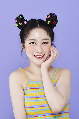 포토 JPG 스튜디오촬영 응시 여자 실내 한명 미소 상반신 20대 성인 앞모습 화장 뷰티 귀여움 턱괴기 한국인 머리핀 보라색배경 청순 의료성형뷰티 성인여자한명만 키치 국내포토 1 시선 뷰포인트 백그라운드 컨셉 장신구 모션 표정 사람 동양인 청년 내부 보라색 여자한명만 성인여자만 파일형식