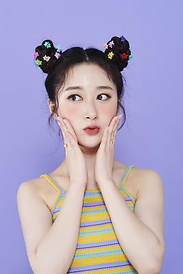 포토 JPG 스튜디오촬영 응시 여자 실내 한명 손짓 상반신 20대 성인 앞모습 화장 뷰티 귀여움 한국인 머리핀 보라색배경 청순 의료성형뷰티 성인여자한명만 키치 국내포토 1 시선 뷰포인트 백그라운드 컨셉 장신구 모션 사람 동양인 청년 내부 보라색 여자한명만 성인여자만 파일형식