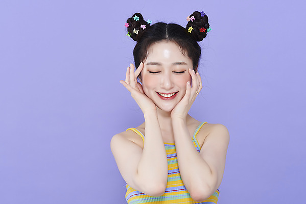 포토 JPG 스튜디오촬영 여자 실내 한명 미소 상반신 20대 성인 앞모습 화장 뷰티 귀여움 눈감음 한국인 머리핀 꽃받침 보라색배경 청순 의료성형뷰티 성인여자한명만 키치 국내포토 1 뷰포인트 백그라운드 컨셉 장신구 모션 표정 사람 동양인 손짓 청년 내부 보라색 여자한명만 성인여자만 파일형식