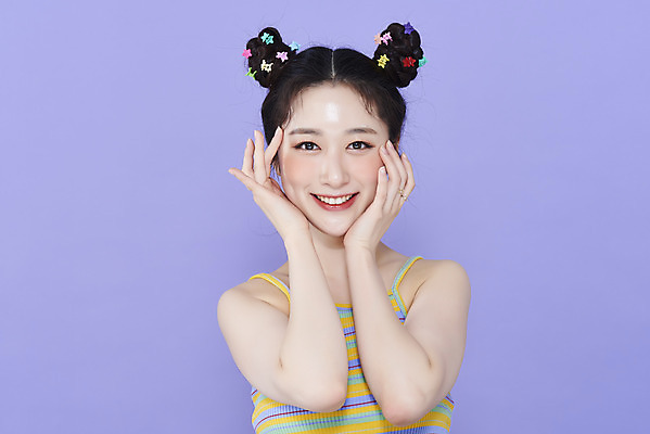 포토 JPG 스튜디오촬영 응시 여자 실내 한명 미소 상반신 20대 성인 앞모습 화장 뷰티 귀여움 한국인 머리핀 꽃받침 보라색배경 청순 의료성형뷰티 성인여자한명만 키치 국내포토 1 시선 뷰포인트 백그라운드 컨셉 장신구 표정 사람 동양인 손짓 청년 내부 보라색 여자한명만 성인여자만 파일형식