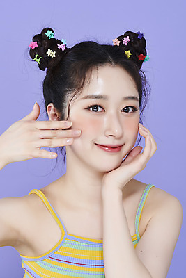 포토 JPG 스튜디오촬영 응시 여자 실내 한명 미소 상반신 20대 성인 앞모습 화장 뷰티 귀여움 턱괴기 한국인 머리핀 바르기 보라색배경 청순 의료성형뷰티 성인여자한명만 키치 국내포토 1 시선 뷰포인트 백그라운드 컨셉 장신구 모션 표정 사람 동양인 청년 내부 보라색 여자한명만 성인여자만 파일형식