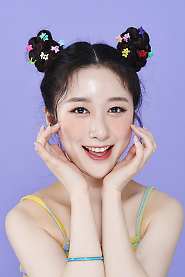 포토 JPG 스튜디오촬영 응시 여자 실내 한명 미소 상반신 20대 성인 앞모습 화장 뷰티 귀여움 한국인 머리핀 꽃받침 보라색배경 청순 의료성형뷰티 성인여자한명만 키치 국내포토 1 시선 뷰포인트 백그라운드 컨셉 장신구 표정 사람 동양인 손짓 청년 내부 보라색 여자한명만 성인여자만 파일형식