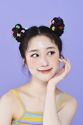 포토 JPG 스튜디오촬영 응시 여자 실내 한명 미소 상반신 20대 성인 앞모습 화장 뷰티 귀여움 턱괴기 한국인 머리핀 보라색배경 청순 의료성형뷰티 성인여자한명만 키치 국내포토 1 시선 뷰포인트 백그라운드 컨셉 장신구 모션 표정 사람 동양인 청년 내부 보라색 여자한명만 성인여자만 파일형식