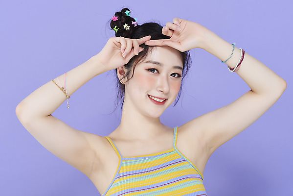 포토 JPG 스튜디오촬영 응시 여자 실내 한명 미소 상반신 20대 성인 앞모습 화장 뷰티 손들기 귀여움 한국인 머리핀 보라색배경 청순 의료성형뷰티 성인여자한명만 키치 국내포토 1 시선 뷰포인트 백그라운드 컨셉 장신구 모션 표정 사람 동양인 청년 내부 보라색 여자한명만 성인여자만 파일형식