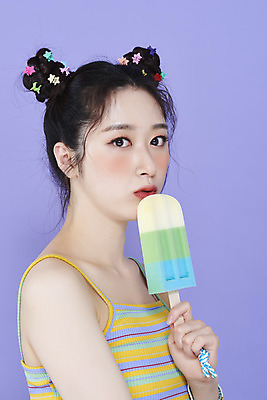 포토 JPG 스튜디오촬영 응시 여자 실내 한명 들기 상반신 20대 성인 옆모습 화장 뷰티 귀여움 한국인 머리핀 스펀지 막대아이스크림 보라색배경 청순 의료성형뷰티 성인여자한명만 키치 국내포토 1 시선 뷰포인트 백그라운드 컨셉 장신구 모션 아이스크림 사람 동양인 청년 내부 보라색 여자한명만 성인여자만 파일형식