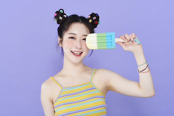 포토 JPG 스튜디오촬영 응시 여자 실내 한명 미소 들기 상반신 20대 성인 앞모습 화장 뷰티 귀여움 한국인 머리핀 스펀지 막대아이스크림 보라색배경 청순 의료성형뷰티 성인여자한명만 키치 국내포토 1 시선 뷰포인트 백그라운드 컨셉 장신구 모션 아이스크림 표정 사람 동양인 청년 내부 보라색 여자한명만 성인여자만 파일형식