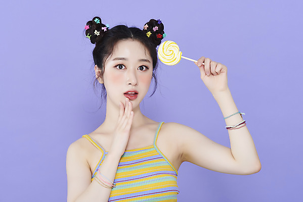 포토 JPG 스튜디오촬영 응시 여자 실내 막대사탕 한명 들기 상반신 20대 성인 앞모습 화장 뷰티 귀여움 놀람 한국인 머리핀 보라색배경 청순 의료성형뷰티 성인여자한명만 키치 국내포토 1 시선 감정 뷰포인트 백그라운드 컨셉 장신구 모션 표정 사탕 사람 동양인 청년 내부 보라색 여자한명만 성인여자만 파일형식