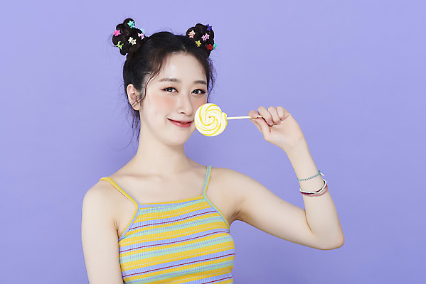 포토 JPG 스튜디오촬영 응시 여자 실내 막대사탕 한명 미소 들기 상반신 20대 성인 앞모습 화장 뷰티 귀여움 한국인 머리핀 보라색배경 청순 의료성형뷰티 성인여자한명만 키치 국내포토 1 시선 뷰포인트 백그라운드 컨셉 장신구 모션 표정 사탕 사람 동양인 청년 내부 보라색 여자한명만 성인여자만 파일형식