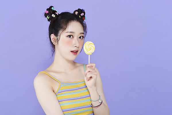 포토 JPG 스튜디오촬영 응시 여자 실내 막대사탕 한명 들기 상반신 20대 성인 옆모습 화장 뷰티 귀여움 놀람 한국인 머리핀 보라색배경 청순 의료성형뷰티 성인여자한명만 키치 국내포토 1 시선 감정 뷰포인트 백그라운드 컨셉 장신구 모션 표정 사탕 사람 동양인 청년 내부 보라색 여자한명만 성인여자만 파일형식