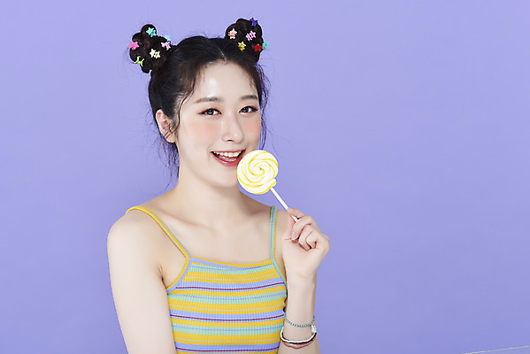 포토 JPG 스튜디오촬영 응시 여자 실내 막대사탕 한명 미소 들기 상반신 20대 성인 옆모습 화장 뷰티 귀여움 한국인 머리핀 보라색배경 청순 의료성형뷰티 성인여자한명만 키치 국내포토 1 시선 뷰포인트 백그라운드 컨셉 장신구 모션 표정 사탕 사람 동양인 청년 내부 보라색 여자한명만 성인여자만 파일형식