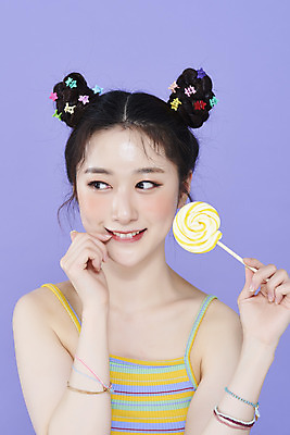 포토 JPG 스튜디오촬영 응시 여자 실내 막대사탕 한명 미소 들기 손짓 상반신 20대 성인 앞모습 화장 뷰티 귀여움 한국인 머리핀 보라색배경 청순 의료성형뷰티 성인여자한명만 키치 국내포토 1 시선 뷰포인트 백그라운드 컨셉 장신구 모션 표정 사탕 사람 동양인 청년 내부 보라색 여자한명만 성인여자만 파일형식