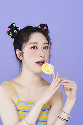 포토 JPG 스튜디오촬영 응시 여자 실내 막대사탕 한명 들기 상반신 20대 성인 옆모습 화장 뷰티 귀여움 한국인 머리핀 먹기 보라색배경 청순 의료성형뷰티 성인여자한명만 키치 국내포토 1 시선 뷰포인트 백그라운드 컨셉 장신구 모션 사탕 사람 동양인 청년 내부 보라색 여자한명만 성인여자만 파일형식