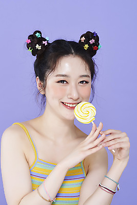 포토 JPG 스튜디오촬영 응시 여자 실내 막대사탕 한명 미소 들기 상반신 20대 성인 앞모습 화장 뷰티 귀여움 한국인 머리핀 보라색배경 청순 의료성형뷰티 성인여자한명만 키치 국내포토 1 시선 뷰포인트 백그라운드 컨셉 장신구 모션 표정 사탕 사람 동양인 청년 내부 보라색 여자한명만 성인여자만 파일형식