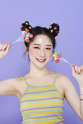 포토 JPG 스튜디오촬영 응시 여자 실내 한명 미소 들기 상반신 20대 성인 앞모습 화장 뷰티 귀여움 미니어처 한국인 머리핀 풍선 보라색배경 청순 의료성형뷰티 성인여자한명만 키치 국내포토 1 시선 뷰포인트 백그라운드 컨셉 장신구 모션 표정 사람 동양인 청년 내부 모형 보라색 여자한명만 성인여자만 파일형식