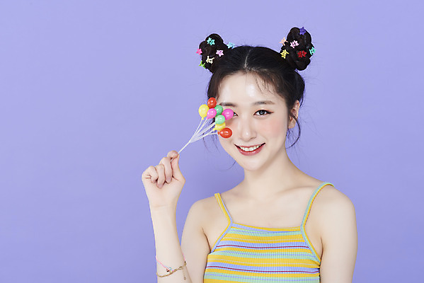 포토 JPG 스튜디오촬영 응시 여자 실내 한명 미소 들기 상반신 20대 성인 앞모습 화장 뷰티 귀여움 미니어처 한국인 눈가림 머리핀 풍선 보라색배경 청순 의료성형뷰티 성인여자한명만 키치 국내포토 1 시선 뷰포인트 백그라운드 컨셉 장신구 모션 표정 사람 동양인 청년 내부 모형 보라색 가림 여자한명만 성인여자만 파일형식