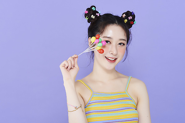 포토 JPG 스튜디오촬영 응시 여자 실내 한명 미소 들기 상반신 20대 성인 앞모습 화장 뷰티 귀여움 미니어처 한국인 머리핀 풍선 보라색배경 청순 의료성형뷰티 성인여자한명만 키치 국내포토 1 시선 뷰포인트 백그라운드 컨셉 장신구 모션 표정 사람 동양인 청년 내부 모형 보라색 여자한명만 성인여자만 파일형식