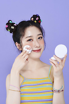 포토 JPG 스튜디오촬영 응시 여자 실내 한명 미소 들기 상반신 20대 성인 앞모습 화장 뷰티 귀여움 화장품 한국인 머리핀 보라색배경 청순 파우더퍼프 팩트 의료성형뷰티 성인여자한명만 키치 국내포토 1 시선 뷰포인트 백그라운드 컨셉 장신구 모션 표정 사람 동양인 청년 내부 보라색 여자한명만 성인여자만 파일형식