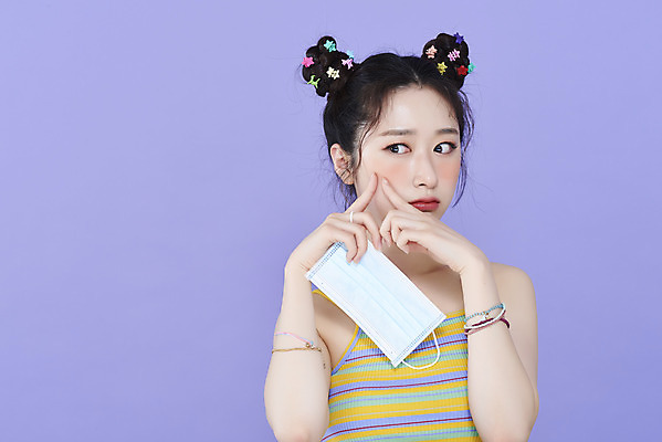 포토 JPG 스튜디오촬영 응시 여자 실내 마스크 한명 들기 상반신 20대 성인 앞모습 화장 뷰티 귀여움 한국인 머리핀 여드름 보라색배경 뾰루퉁 짜기 청순 피부트러블 의료성형뷰티 성인여자한명만 코로나바이러스 키치 국내포토 1 시선 뷰포인트 백그라운드 컨셉 장신구 모션 사람 동양인 청년 내부 보라색 바이러스 피부질환 여자한명만 성인여자만 파일형식