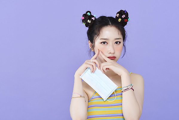 포토 JPG 스튜디오촬영 응시 여자 실내 마스크 한명 들기 상반신 20대 성인 앞모습 화장 뷰티 귀여움 한국인 머리핀 여드름 보라색배경 뾰루퉁 짜기 청순 피부트러블 의료성형뷰티 성인여자한명만 코로나바이러스 키치 국내포토 1 시선 뷰포인트 백그라운드 컨셉 장신구 모션 사람 동양인 청년 내부 보라색 바이러스 피부질환 여자한명만 성인여자만 파일형식