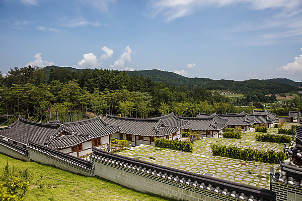 포토 JPG 주간 구름 하늘 산 한옥 풍경 사람없음 야외 경주 경상북도 한옥마을 기와담장 국내포토 자연요소 한국전통 고건축 기와 담장 마을 경상도 파일형식