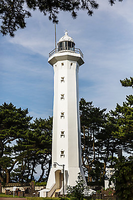 포토 JPG 주간 나무 하늘 풍경 사람없음 야외 경상도 동해 울산 울기등대 국내포토 자연요소 식물 바다 한국 등대 파일형식