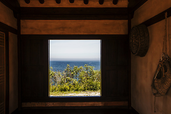 포토 JPG 주간 창문 한옥 실내 풍경 사람없음 경상북도 동해 포항 연오랑세오녀테마공원 국내포토 자연요소 한국전통 공원 바다 고건축 한국 내부 경상도 파일형식