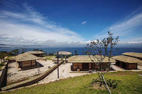 포토 JPG 주간 구름 하늘 초가집 풍경 사람없음 야외 경상북도 동해 포항 연오랑세오녀테마공원 국내포토 자연요소 공원 바다 한옥 한국 경상도 파일형식