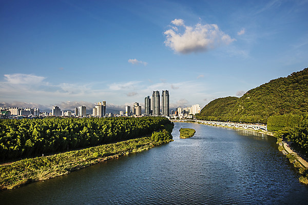 포토 JPG 주간 구름 하늘 풍경 사람없음 야외 건물 경상도 울산 태화강국가정원 태화강 국내포토 자연요소 건축물 한국 강 정원 파일형식