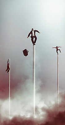 전신 PSD 여자 남자 서류가방 일러스트 매달리기 서기 성인 세명 회색 안개 비즈니스맨 막대기 고독 위험 우울감 위기 중심잡기 성인만 아슬아슬 공허 국내일러스트 감정 컬러 컨셉 가방 비즈니스 모션 날씨 사람 직장인 파일형식