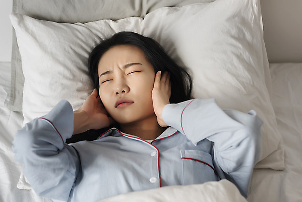 포토 JPG 우먼라이프 여자 베개 실내 한명 상반신 20대 성인 앞모습 눈감음 잠옷 한국인 찡그림 귀막기 시끄러움 층간소음 싱글라이프 성인여자한명만 국내포토 1 라이프스타일 옷 뷰포인트 침구 모션 표정 사람 동양인 손짓 청년 내부 소음 여자한명만 성인여자만 파일형식