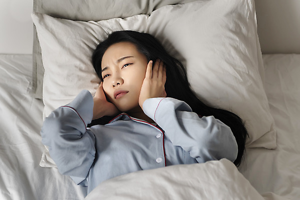 포토 JPG 우먼라이프 여자 베개 실내 한명 상반신 20대 성인 앞모습 잠옷 한국인 찡그림 귀막기 시끄러움 층간소음 싱글라이프 성인여자한명만 국내포토 1 라이프스타일 옷 뷰포인트 침구 표정 사람 동양인 손짓 청년 내부 소음 여자한명만 성인여자만 파일형식