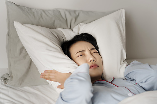 포토 JPG 우먼라이프 여자 베개 실내 한명 상반신 20대 성인 앞모습 눈감음 잠옷 한국인 찡그림 귀막기 시끄러움 층간소음 싱글라이프 성인여자한명만 국내포토 1 라이프스타일 옷 뷰포인트 침구 모션 표정 사람 동양인 손짓 청년 내부 소음 여자한명만 성인여자만 파일형식