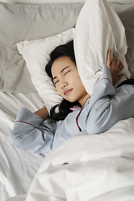 포토 JPG 우먼라이프 여자 베개 실내 한명 상반신 20대 성인 옆모습 눈감음 이불 잠옷 한국인 찡그림 귀막기 시끄러움 층간소음 싱글라이프 성인여자한명만 국내포토 1 라이프스타일 옷 뷰포인트 침구 모션 표정 사람 동양인 손짓 청년 내부 소음 여자한명만 성인여자만 파일형식